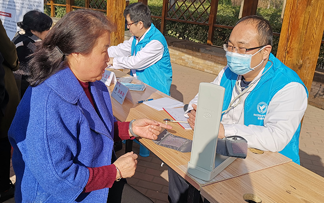 【学雷锋日】乐玩在线注册,乐玩（中国）举办“爱满京城，牵手智慧家医”志愿服务活动(图5)